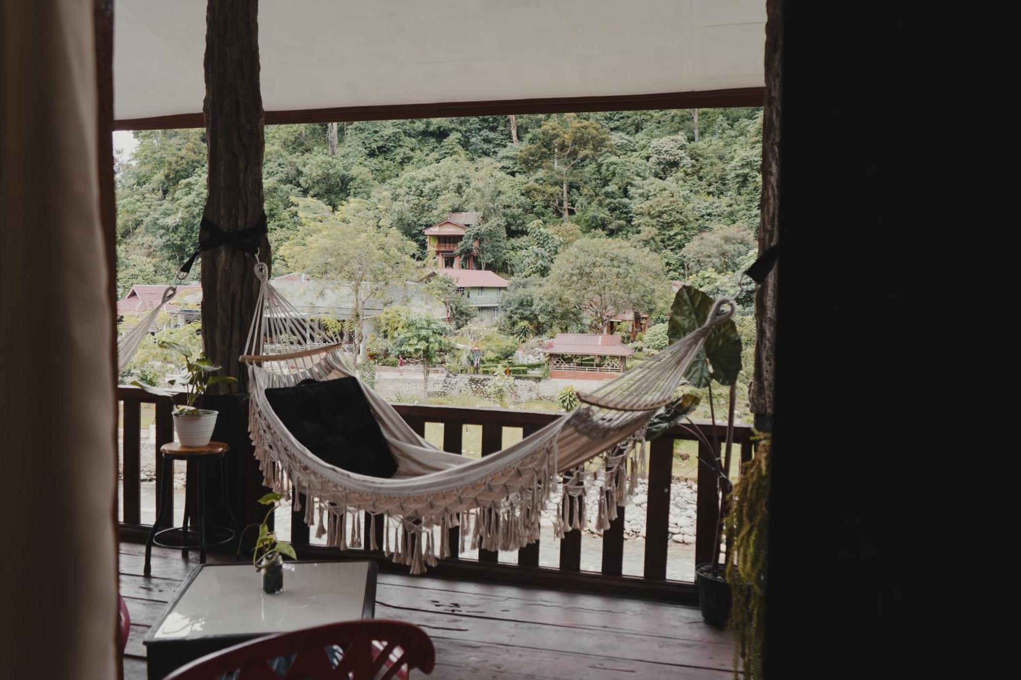Charlys Little House Hotel Bukit Lawang Exterior photo