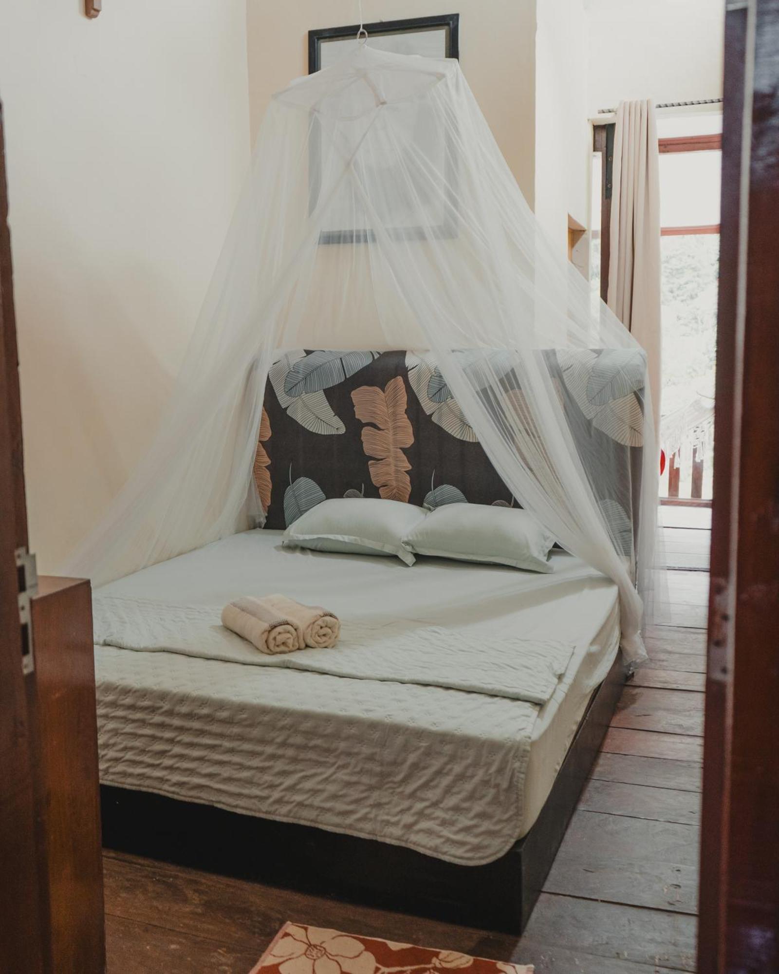Charlys Little House Hotel Bukit Lawang Exterior photo